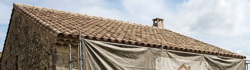 Toiture en tuiles canal sur un mur de pierre à Saint-Gilles, couvreur Porte de Camargue